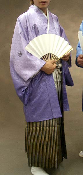  MAN－HS04黒白金ぼかし縞袴レンタル紋付成人式用貸衣装紫グラデーション着姿