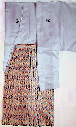 MAN－HG35 金菱織袴(ブルー)レンタル紋付成人式用貸衣装グレー(艶なし) 142着姿