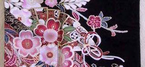 貸衣装留袖の一例柄として金襴扇子の上にピンクと赤の梅が華やかにも可愛く描かれた留袖の絵柄のお写真です
