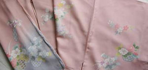 貸衣装附下げ訪問着の一例として、若い方に人気の淡く優しいピンク色にお裾には相性の良い淡いグレーでグラデーションされたお着物レンタルのイメージお写真