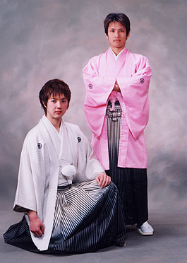 貸衣装紋付き袴成人式や卒業式にレンタルください凛々しい日本男子のお写真です